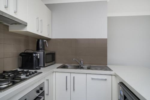 Sunny 2-Bed in Quiet Location with Balcony - image 2