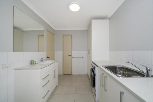 Sunny 2-Bed in Quiet Location with Balcony - image 5