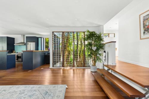 Elegant 3-Bed Home with Games Room & Balcony - image 4