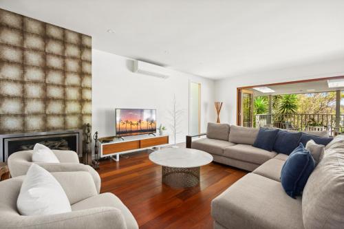 Elegant 3-Bed Home with Games Room & Balcony - image 11