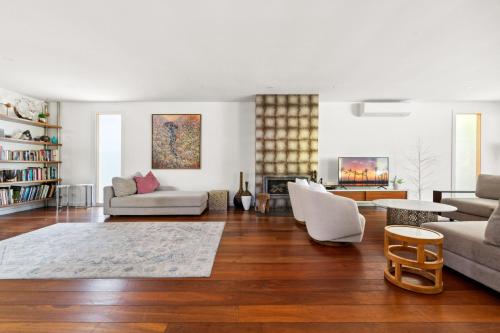 Elegant 3-Bed Home with Games Room & Balcony - image 10
