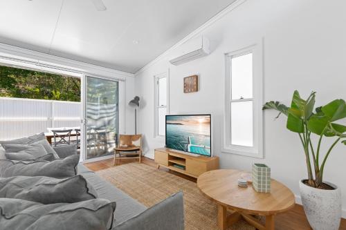 Relaxing 2-Bed Home Close to Beaches and Parks - image 3