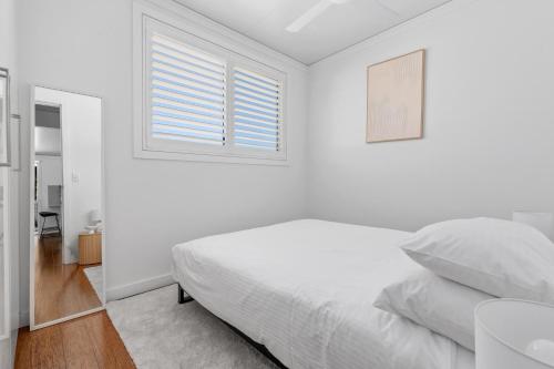 Relaxing 2-Bed Home Close to Beaches and Parks - image 7
