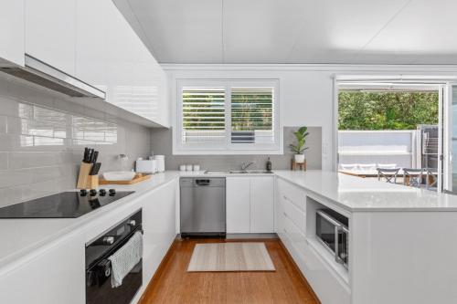 Relaxing 2-Bed Home Close to Beaches and Parks - image 4