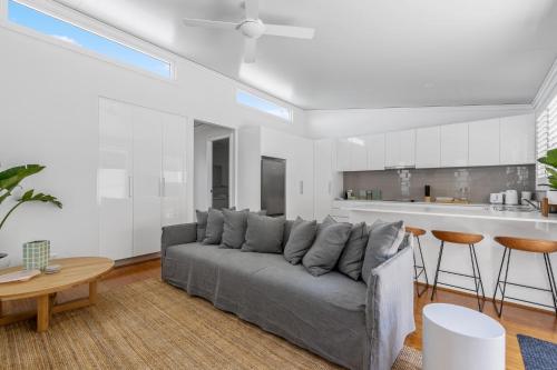 Relaxing 2-Bed Home Close to Beaches and Parks - image 9