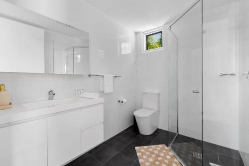 Relaxing 2-Bed Home Close to Beaches and Parks - image 6