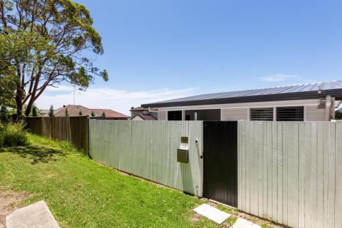 Relaxing 2-Bed Home Close to Beaches and Parks - image 8