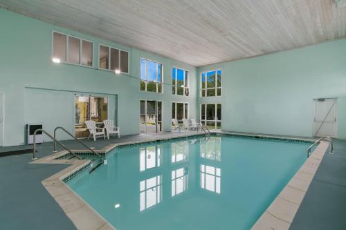 Swimmingpool, Rodeway Inn and Suites Hershey Chocolate Avenue in Hershey (PA)