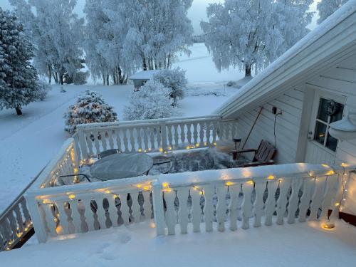 Arctic River Apartment - Tap to explore photos