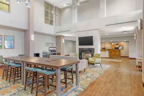 Hampton Inn & Suites by Hilton Plymouth - Hotel