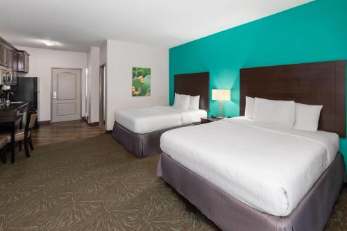 2 queen beds