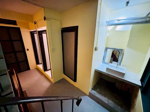 ห้องน้ำ, สุขุม เจริญกรุง ตากสิน บริดจ์ เกสต์เฮาส์ (Sukhum Charoen Krung Tak-Sin bridge guest house) in ริมแม่น้ำเจ้าพระยา