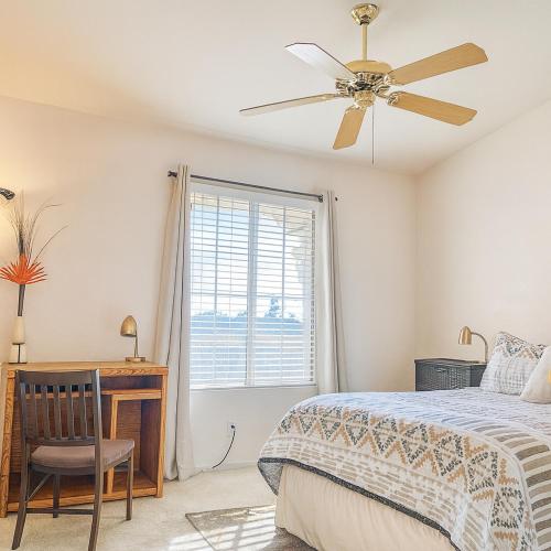 Desert oasis room with desk near Wine Country in Hemet, USA