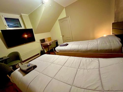 2 twin beds