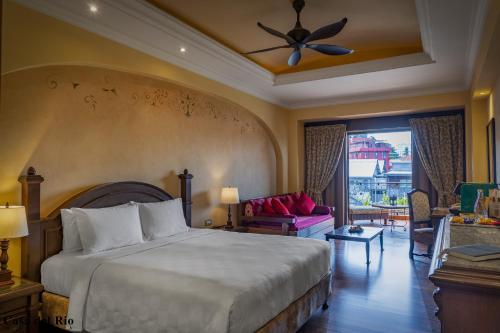 1 queen bed, 1 sofa bed