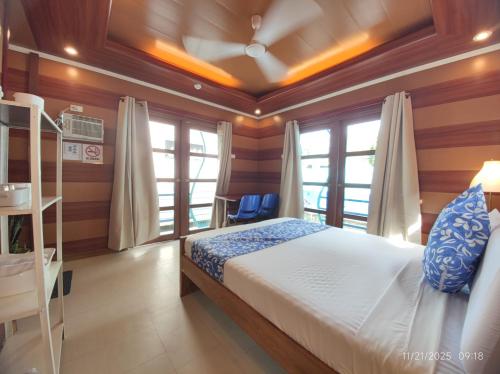 Ferellee Beachfront Inn in Palawan