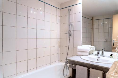 Hotel Ours Blanc - Place Victor Hugo - image 40