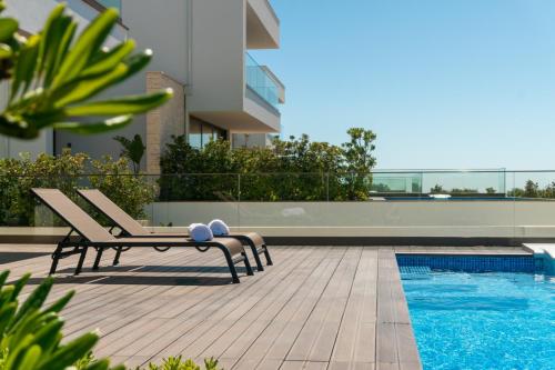 ระเบียง/ชานเรือน, Peralta Beach - Stunning Villa with Private Pool 03 in อเรยา บรังกา