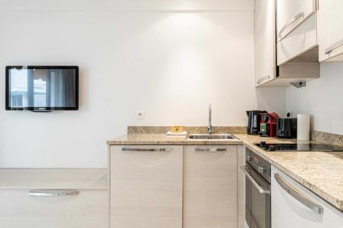 Modern Apartment a c 1BR-4P With balcony - image 3