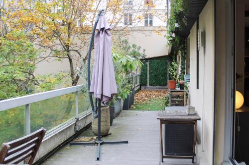 Spacious apartment with terrace near the Marais - image 2