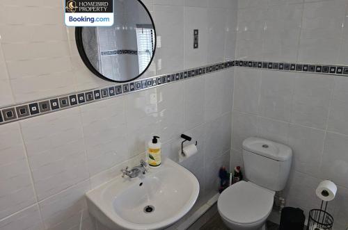 Spacious 3-Bedroom Semi Detached House By Homebird Property Management Short Lets & Serviced Accommodation Leeds With Private Parking & Garden, Leeds (Foto 9)