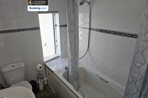 Spacious 3-Bedroom Semi Detached House By Homebird Property Management Short Lets & Serviced Accommodation Leeds With Private Parking & Garden, Leeds (Foto 8)