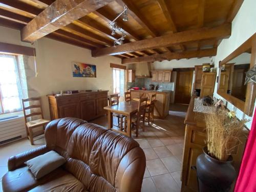 La maison des lieux in Touffailles