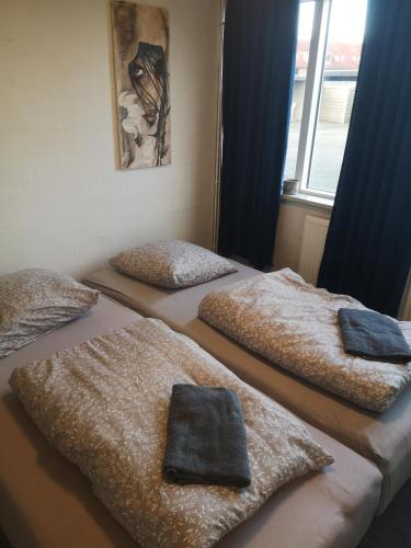 2 værelser m minikøkken brusekabine og toilet 4 prs in Kolding