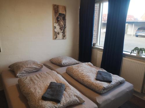 2 værelser m minikøkken brusekabine og toilet 4 prs in Kolding