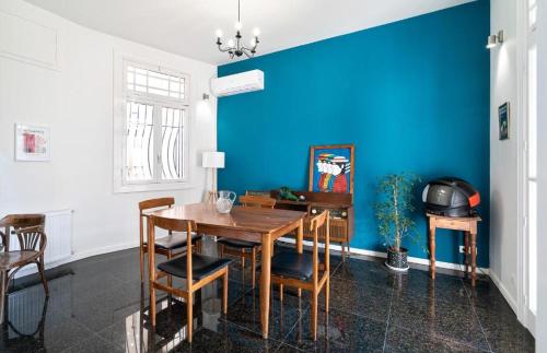 Spacious & Artistic Retro 2BD Apt with SAUNA - image 14