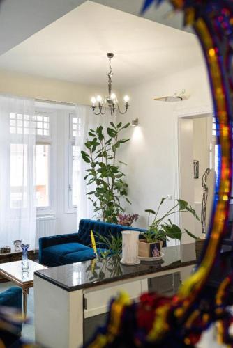 Spacious & Artistic Retro 2BD Apt with SAUNA - image 2