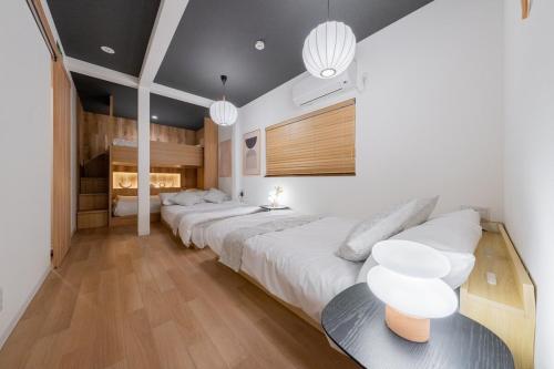 プレイルームのある家族で楽しめるお部屋 手作りの和風のお部屋で疲れを癒す 11台のベッド 22名利用