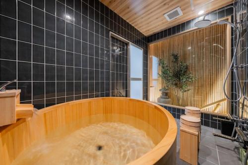 プレイルームのある家族で楽しめるお部屋 手作りの和風のお部屋で疲れを癒す 11台のベッド 22名利用