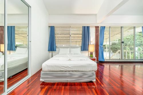 room detail thumbnail 1