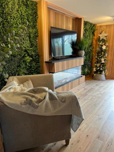 White River Retreats luxury lodges with Private Wood Fired Hot Tubs in Chwilog