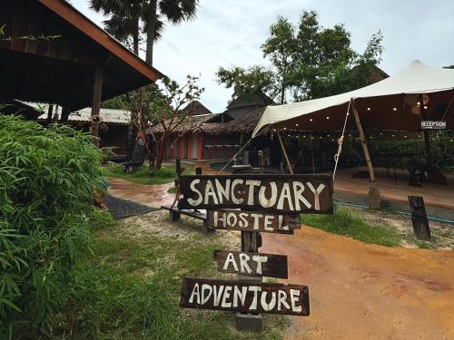 Vista exterior, Sanctuary Hostel - Art & Adventure in Koh Lanta
