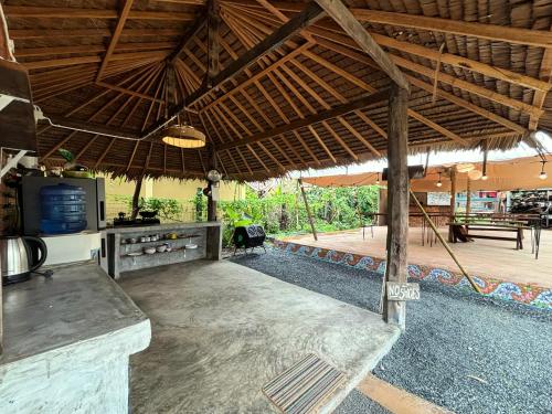 Vista exterior, Sanctuary Hostel - Art & Adventure in Koh Lanta