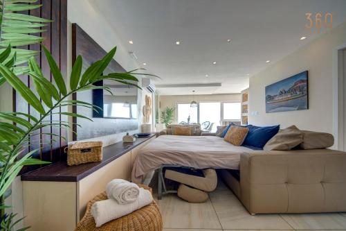 Mediterranean Luxury Stay with Sea Views & Jacuzzi by 360 Estates in Xghajra