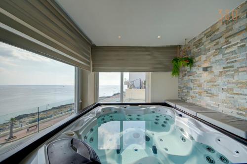 Iekārtas, Mediterranean Luxury Stay with Sea Views & Jacuzzi by 360 Estates in Xghajra