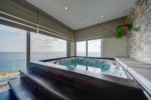 Skats, Mediterranean Luxury Stay with Sea Views & Jacuzzi by 360 Estates in Xghajra