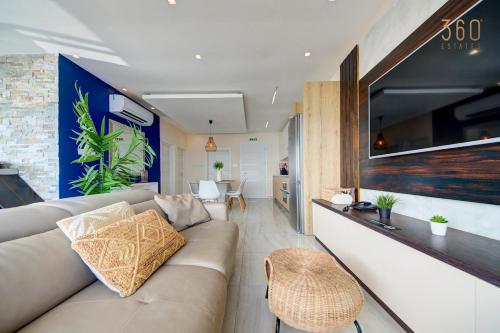 Mediterranean Luxury Stay with Sea Views & Jacuzzi by 360 Estates in Xghajra