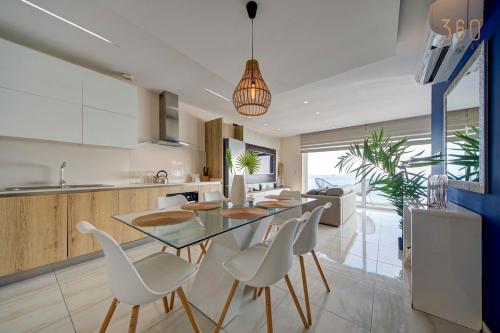 virtuve, Mediterranean Luxury Stay with Sea Views & Jacuzzi by 360 Estates in Xghajra