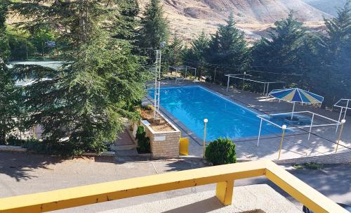 Bazén, 4-Bedroom chalet for Ski and Summer in Kfardebian