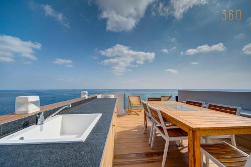 Apkārtne, Luxury 3BR Seafront Duplex with Pool, Jacuzzi & Views by 360 Estates in Xghajra