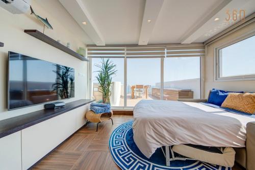 Koplietošanas atpūtas telpa ar TV, Luxury 3BR Seafront Duplex with Pool, Jacuzzi & Views by 360 Estates in Xghajra