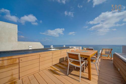 Balkons/terase, Luxury 3BR Seafront Duplex with Pool, Jacuzzi & Views by 360 Estates in Xghajra