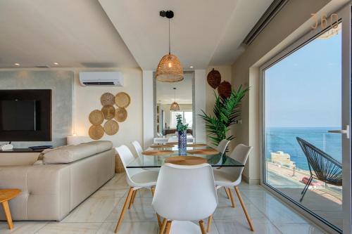 Balkons/terase, Luxury 3BR Seafront Duplex with Pool, Jacuzzi & Views by 360 Estates in Xghajra