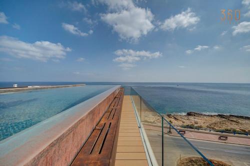 Tuvākā izklaides vieta, Luxury 3BR Seafront Duplex with Pool, Jacuzzi & Views by 360 Estates in Xghajra