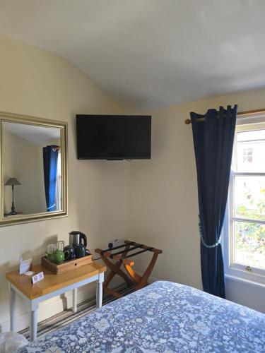 Cozy Double Room - The Unicorn Hotel in Llanidloes