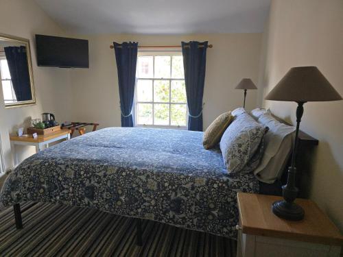Cozy Double Room - The Unicorn Hotel in Llanidloes